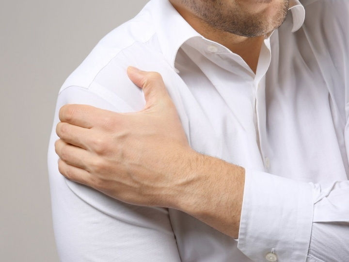 Épaule tendue, inflammation ou douleur à l'épaule