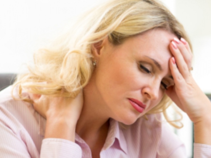 Nuque raide et maux de tête